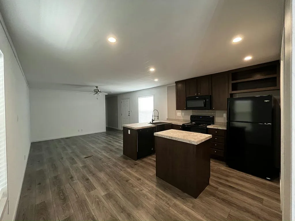 3 bed, 2.0 bath, 1033 sqft, $1,431 — Photo 3