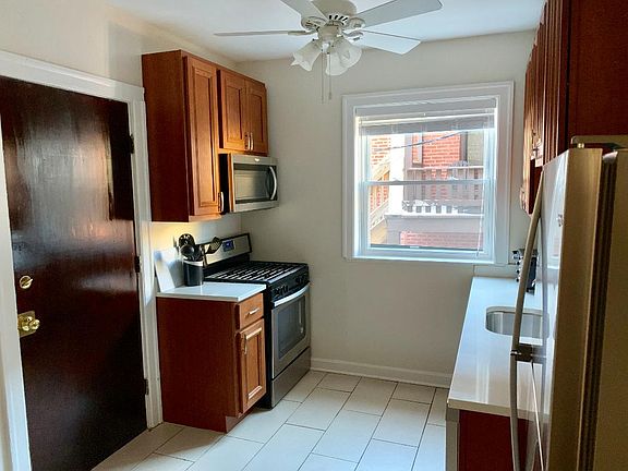 3rd image of 1340 W Winnemac Ave #1E