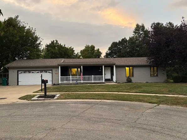 2517 Kari Knls, Charleston, IL 61920
