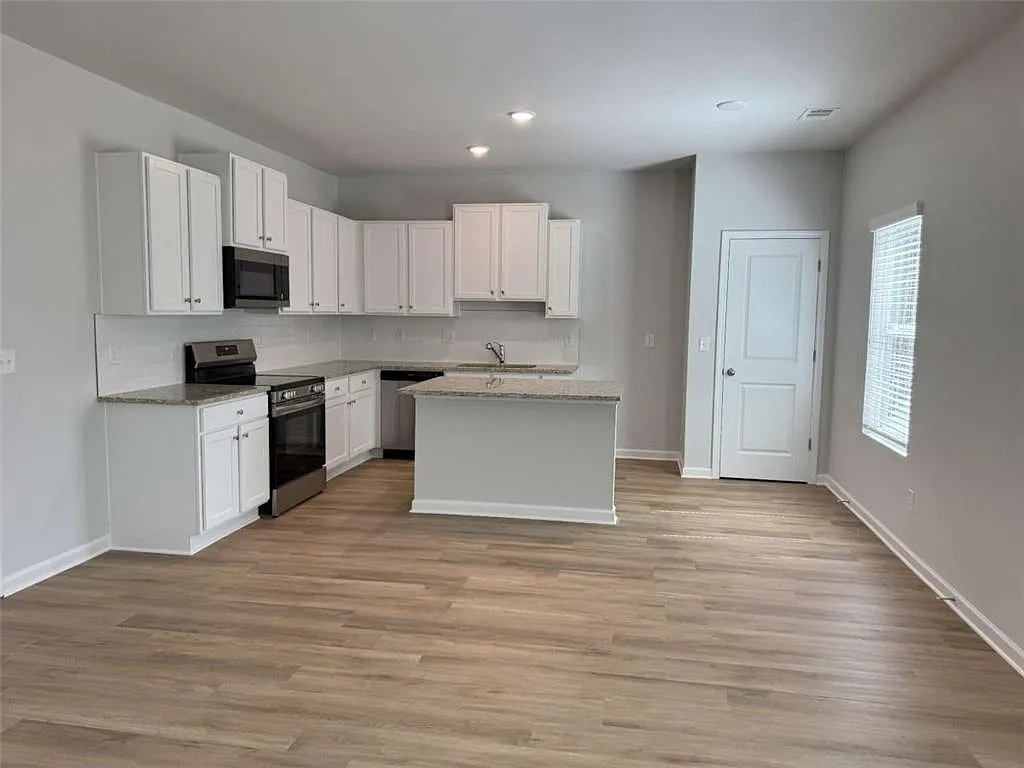 4 bed, 2.5 bath, 1800 sqft, $2,275 — Photo 4