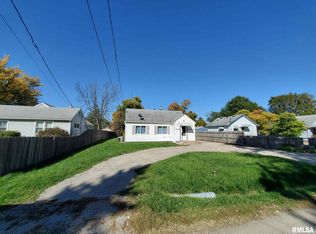 515 8th Ave, Silvis, IL 61282
