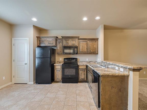 3rd image of 913 SW 92nd St