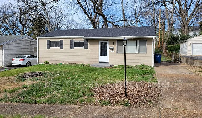 227 Meadowcrest Dr — Photo 1