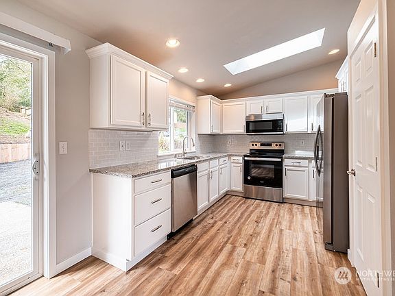 3rd image of 1532 Lake Dr
