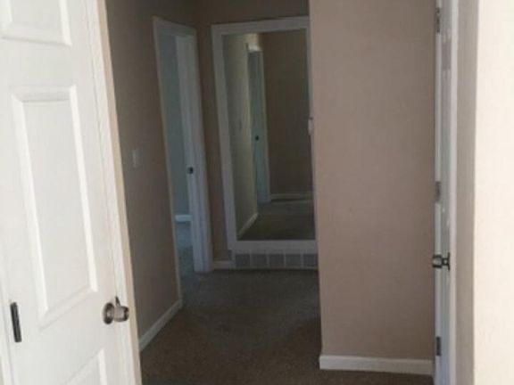 5th image of 410 Lonsdale Ave