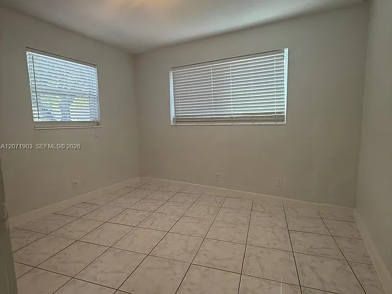 4210 NE 12th Ter — Photo 12