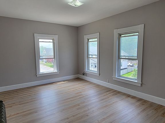Large Living Room or Bedroom with Closet