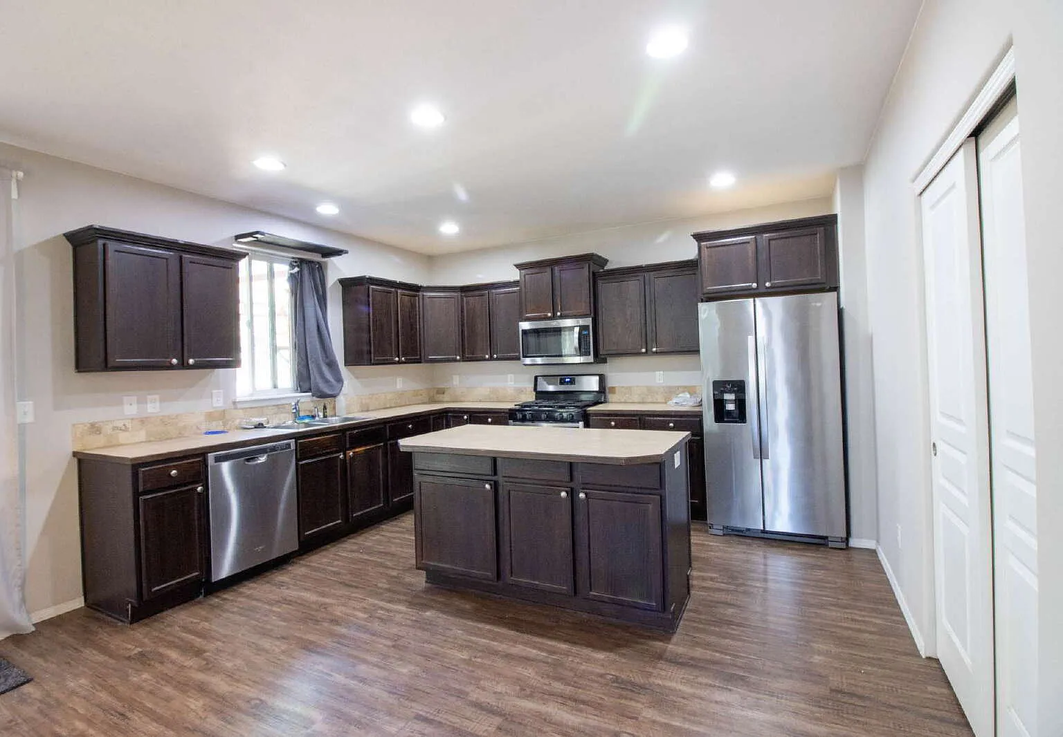 4 bed, 2.5 bath, 2069 sqft, $2,995 — Photo 2