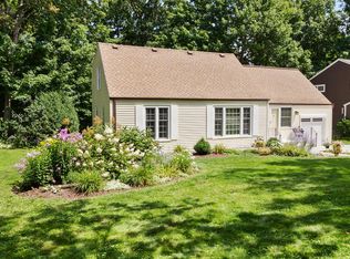 880 Apple Tree Ln, Brookfield, WI 53005
