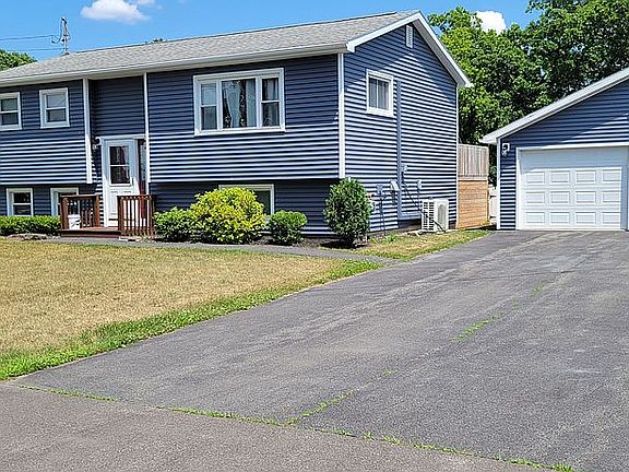 4th image of 26 Willis Ave