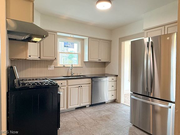 3rd image of 419 Oak Knoll Ave NE