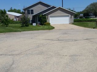 121 Country Club Ln, Morris, IL 60450