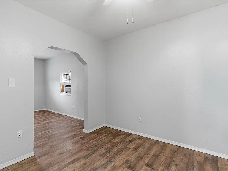 127 E Walker St — Photo 4