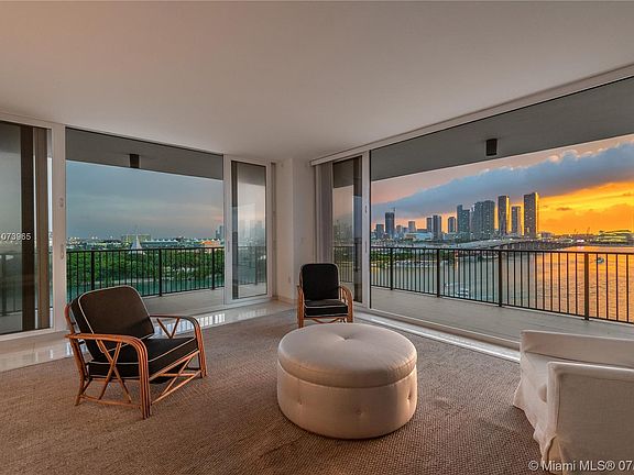 4th image of 1000 Venetian Way #1004