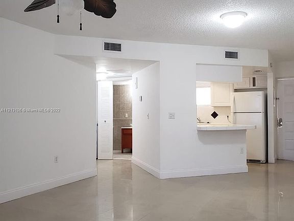 5th image of 8205 Lake Dr #402