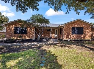 909 Robertson Rd, Grand Prairie, TX 75050