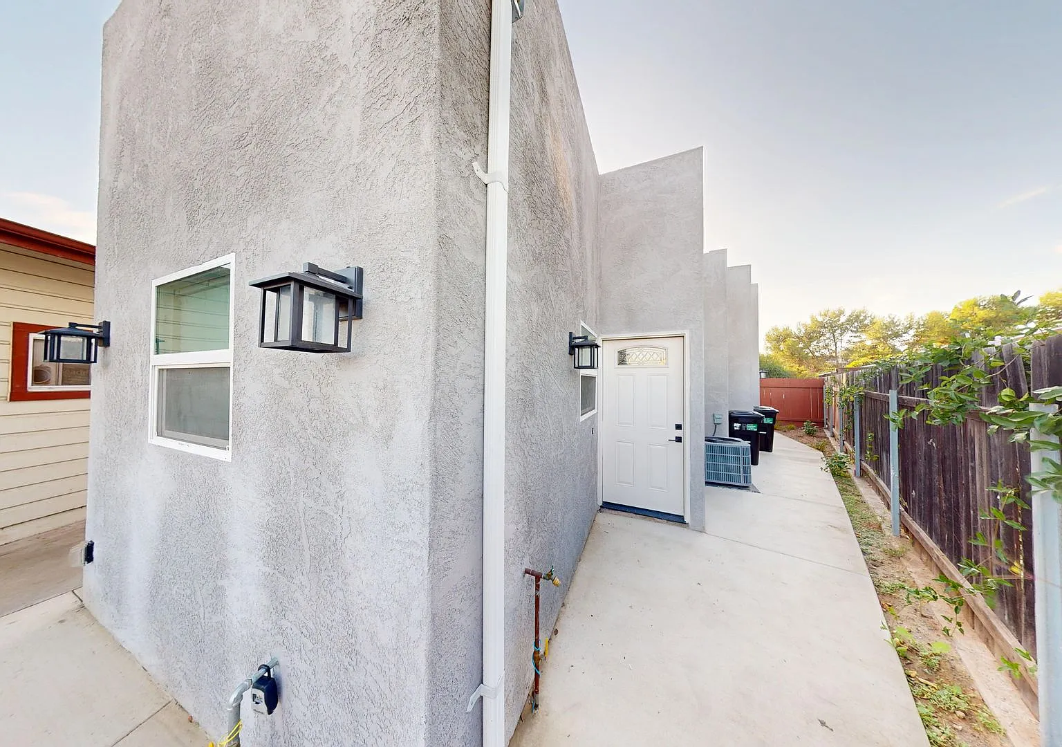 4BD/2BA on East Falls! Rooftop Deck! Amazing Views! — Photo 4