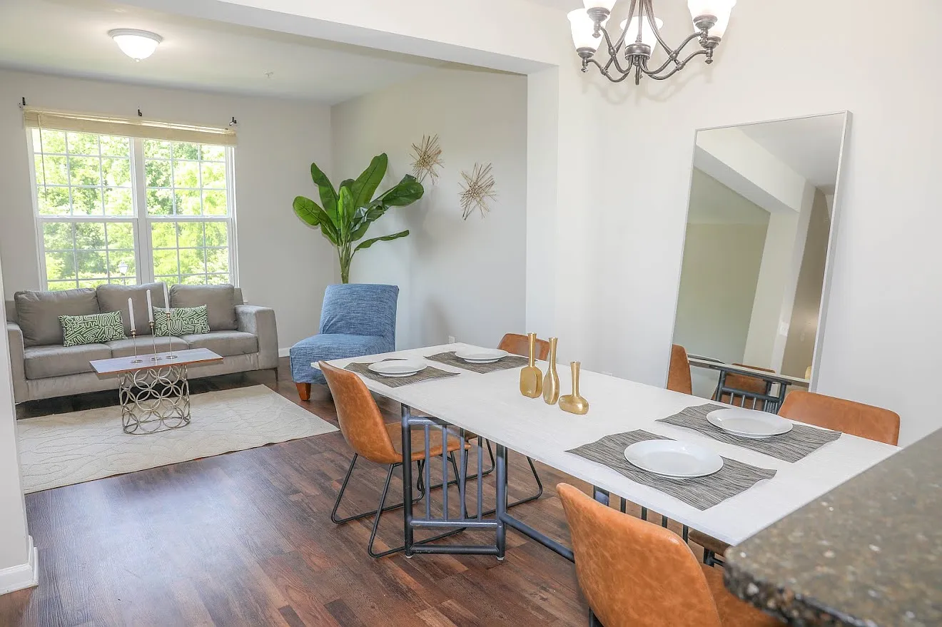 4 bed, 1818 sqft, $3,300 — Photo 2