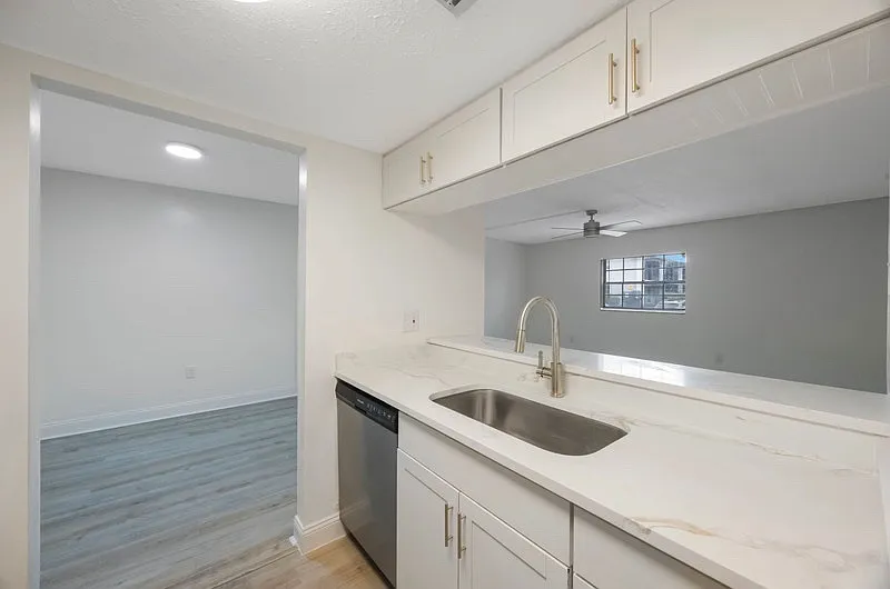 3111 W Horatio St — Photo 3