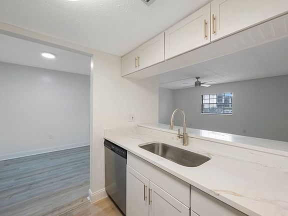 3rd image of 3111 W Horatio St APT 101