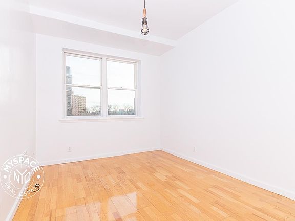 5th image of 823 Willoughby Ave APT 4A