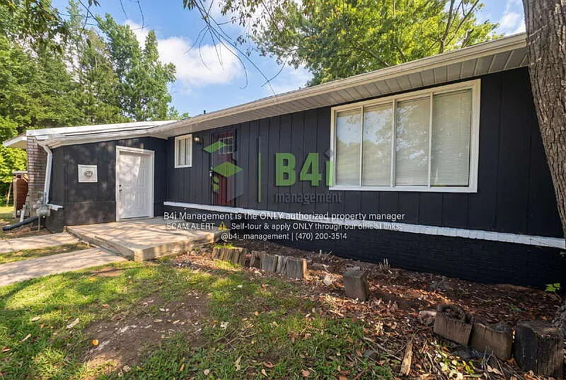 3 bed, 1.0 bath, 945 sqft, $1,350 — Photo 2