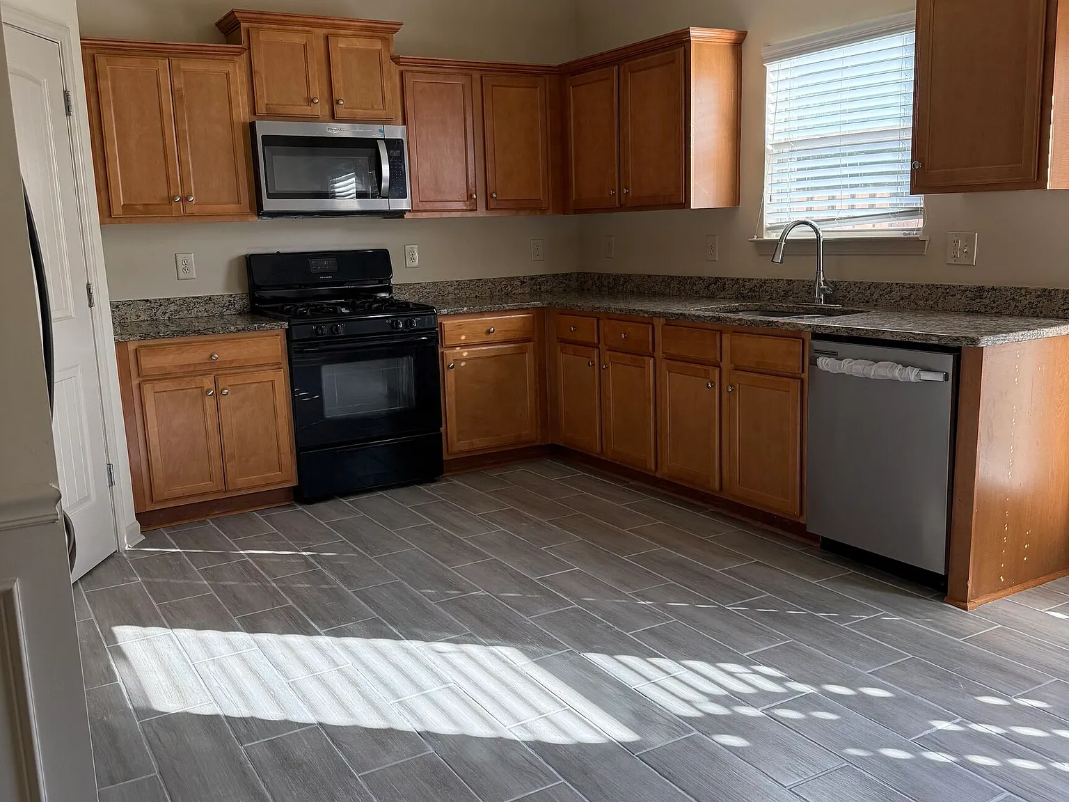 3 bed, 2.5 bath, $2,000 — Photo 4