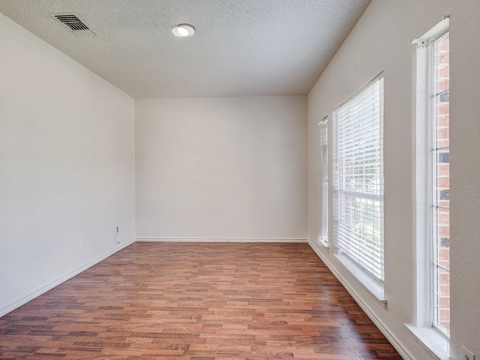 4 bed, 2.5 bath, 2700 sqft, $2,400 — Photo 2