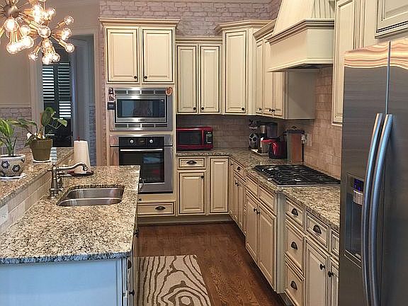 Kitchen, Island, Bar Seating