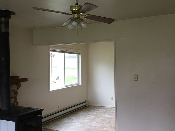 2nd image of 661 NE Meadow Ave