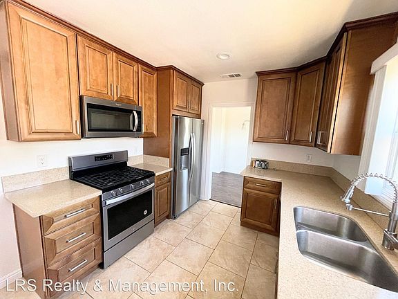 2nd image of 12707 Oxnard St