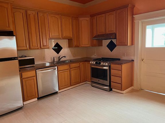 4th image of 1548 Hudson Ave