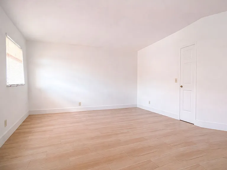 515 SE 9th St — Photo 15