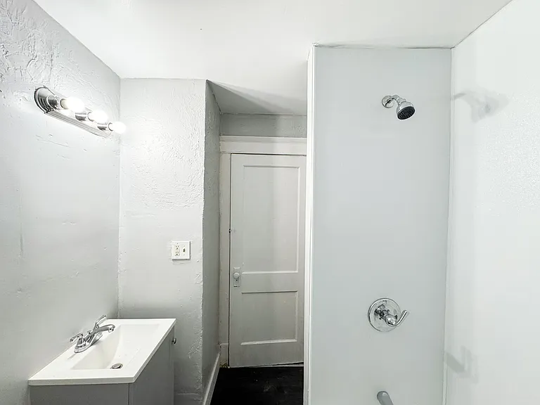 3 bed, 1.0 bath, 1200 sqft, $1,300 — Photo 8