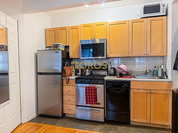 4th image of 539 E 6th St APT 1A