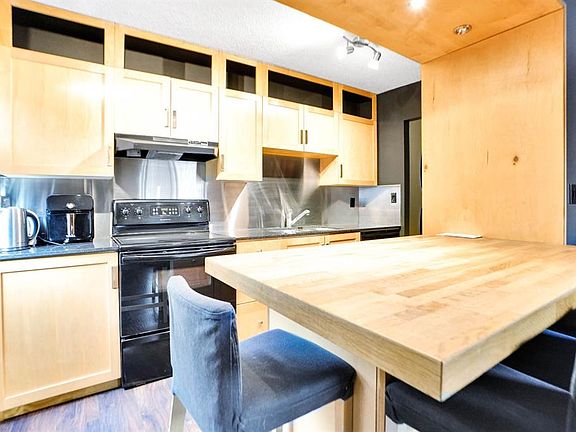 2nd image of 823 NW 19th Ave SW #405