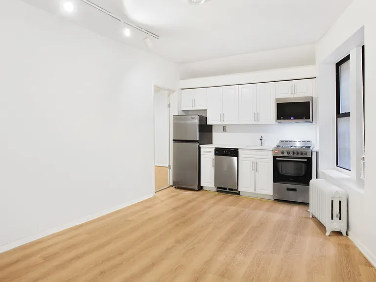 111 W 16th St #1J — Photo 2