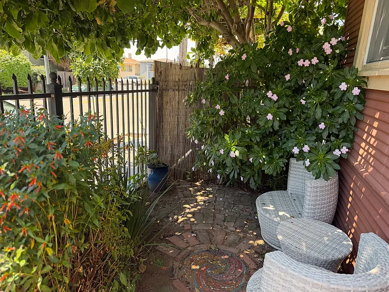 734 46th St — Photo 3