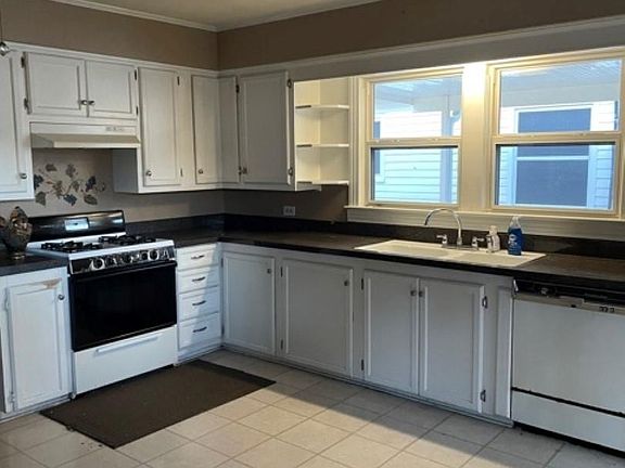 5th image of 121 Pecan St