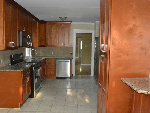 Cherry cabinets, granite tops, tiled backsplash, SS applianc