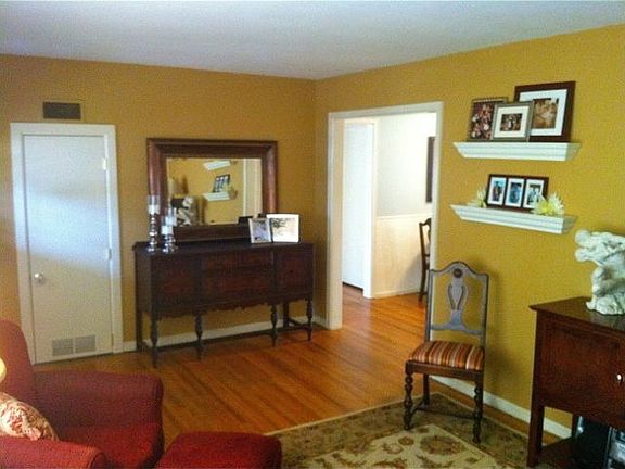 LR flows into dining area