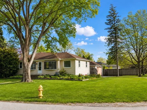 15275 W Walnut Dr, Deerfield, IL 60015
