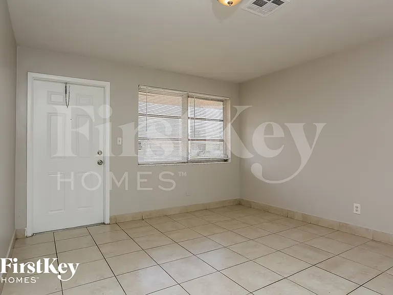 1901 SW 67th Ter — Photo 3