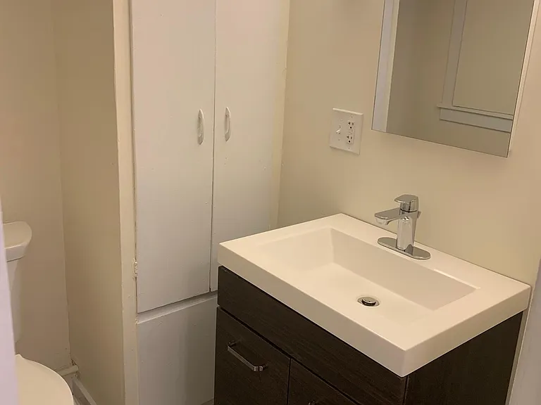 1045 W Barry Ave — Photo 4
