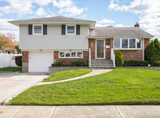 6 David Dr, Farmingdale, NY 11735