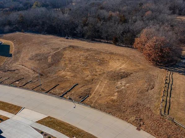 9127 Cedar Ridge Dr, West Des Moines, IA 50266