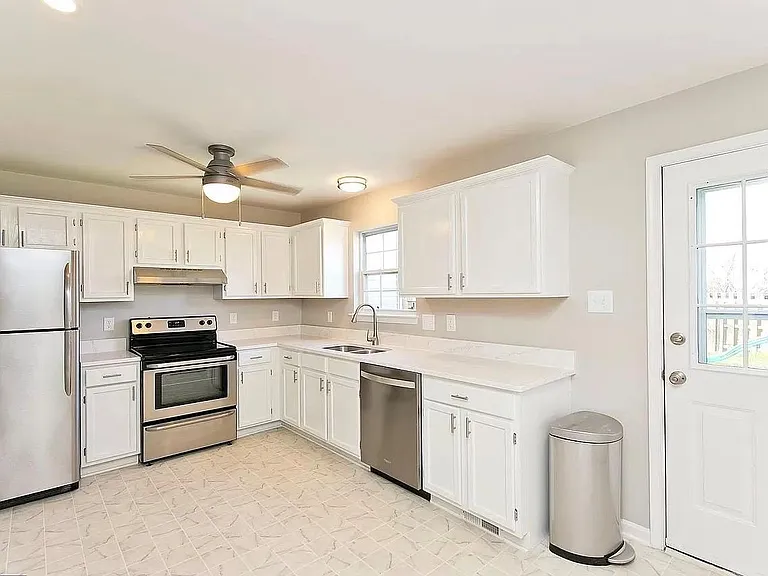 215 Stratford Dr — Photo 14