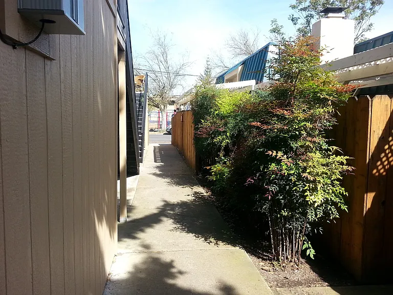 P0065 - 504 S. Holly — Photo 12