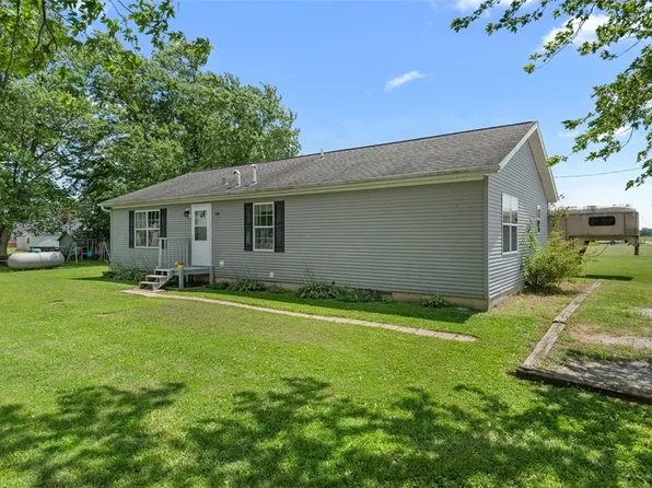 200 S Oak St, Oconee, IL 62553