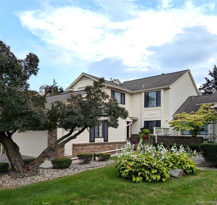 7173 Creeks Xing, West Bloomfield, MI 48322